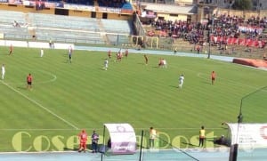 Cosenza promossa in Prima Divisione a girone unico - Cosenza promossa dopo la gara casalinga contro il Gavorrano, la squadra di Cappellacci vince con un gol di Mosciaro segnato al 21 st