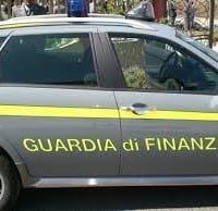 Nascondeva in macchina ben 260 grammi di cocaina pura un uomo di 55 anni, residente nel capoluogo bruzio, che fermato da una pattuglia di baschi verdi della Guardia di Finanza di Sibari, in località Doria nel comune di Cassano allo Ionio, è stato posto agli arresti, con l'accusa di detenzione di sostanze stupefacenti ai fini di spaccio. Durante l'ispezione dell’autovettura del cinquantacinquenne di Cosenza gli uomini della finanza hanno rinvenuto, ben occultato all’interno del motore, un involucro di cellophane contente i 260 grammi di cocaina pura, posti sotto sequestro.