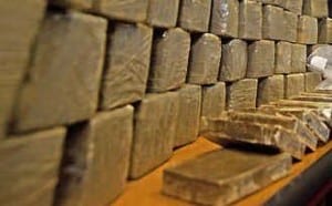 60 kg di hascisc - Cocaina e 60 kg di hascisc, arrestati sulla Salerno-Reggio - Due siciliani con precedenti penali bloccati dai finanzieri dopo un controllo. La droga, hascisc e cocaina, avrebbe fruttato almeno 700 mila euro - Un chilogrammo di cocaina, oltre a 60 chili di hascisc e 2.500 euro in contanti, oltre a cinque telefonini. E' questo quanto hanno rinvenuto durante un normale controllo sulla Salerno-Reggio Calabria, nel suo tratto lucano, i finanzieri della compagnia di Lauria (nel potentino)