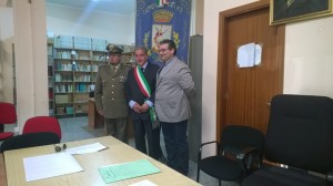 Il Sindaco di Celico ha conferito il prestigioso riconoscimento al Graduato dell’Esercito Sandro Frattalemi. Ieri pomeriggio 20 Maggio alle ore 18:30, presso la sala del Consiglio Comunale di Celico, si è svolta la cerimonia ufficiale di consegna dell’Onorificenza di Benemerenza al Caporal Maggiore Capo Scelto Sandro Frattalemi. La cerimonia è stata svolta come parte integrante del Consiglio Comunale convocato appositamente in seduta straordinaria. Il C. M. Capo Scelto Sandro Frattalemi rappresenta un grande esempio di uomo, padre e soldato che giornalmente promuove i valori umani della solidarietà, dell’amore, dell’aiuto al prossimo e della convivenza sociale attraverso una generosa e disinteressata dedizione politica.