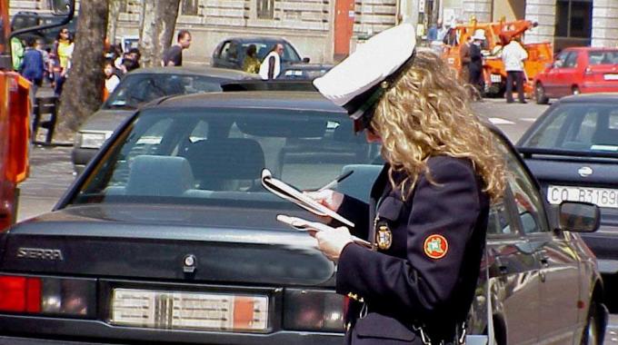 A Cosenza, vigilessa presa schiaffi per una multa