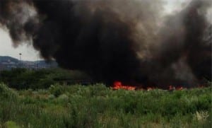 Incendio Campo Rom Vaglio Lise Cosenza - 03-06-2014 - Fiamme al Campo Rom di Vaglio Lise - Campo Rom di Vaglio Lise a Cosenza, distrutto dalle fiamme di un incendio di vaste proporzioni, sviluppatosi questa mattina, ha distrutto diverse baracche - Avvolto dalle fiamme il campo rom di Vaglio Lise dove, in barracche di legno e plastica, vivono più di 600 persone. La preoccupazione per lo stato in cui vivono all'interno di questo campo ed il pericolo di innesco di incendi, oggi purtroppo, è diventata realtà. Un grosso incidendo è infatti divampato questa mattina nella zona periferica cosentina, ormai paese dei rom, che in condizioni disumane ormai vivono da anni. Fiamme altissime che i vigili del fuoco del comando di Cosenza ancora stanno cercando di spegnere. Sul posto sono intervenuti i militari dell'arma insieme agli agenti della polizia, nonché i sanitari del 118. Dalle prime notizie non ci sarebbero morti, soltanto qualche ferito ed alcuni ancora dispersi. In corso di accertamento le cause che avrebbero provocato il rogo. Intanto, seppure ancora tutto in corso, arriva l'appello del consigliere di Cosenza, Cipparrone, che chiede con forza la convocazione urgente di un civico consesso, per la risoluzione del problema e una nuova collocazione per queste persone.