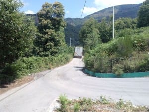 Camion pieno di rifiuti che si dirige verso la discarica di Celico