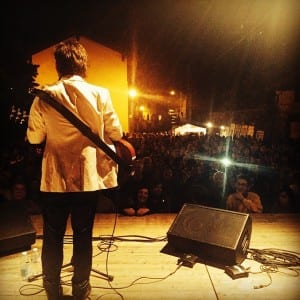 Peppe Voltarelli sul palco del VI Festival dell'Effimero