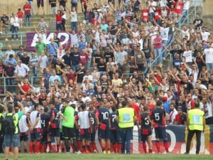 I calciatori del Cosenza sotto la curva sud
