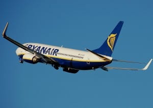 Ryanair - Ryanair, passeggeri bloccati a Lamezia per verifiche su aereo colpito da un fulmine