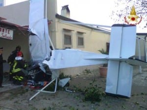 Cade piccolo aereo biposto nei pressi di un ristorante a Cirò Marina