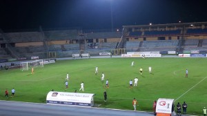 Cosenza-Salernitana, sullo sfondo i "soli" 5 tifosi ospiti presenti