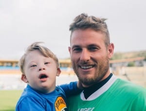 Il portiere Nicola Ravaglia con uno dei bambini dell'AIPD