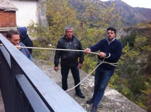 Lavoro: no reintegro, operai su muro 40 m. minacciano gettarsi