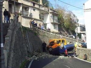 Strano incidente stradale a Malvito, auto e camion giù sulla provinciale