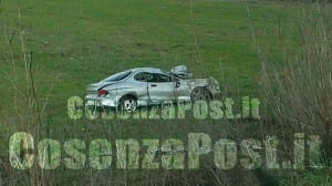 Incidente stradale Lattarico - Lattarico, spettacolare incidente stradale: auto vola in una scarpata - Nell'incidente stradale sono rimaste coinvolte due auto, di cui una è letteralmente volata in un campo