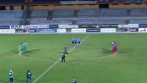 Le due squadre osservano il minuto di silenzio in ricordo di Totonno Chiappetta