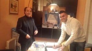 La firma sul contratto di Giuseppe Statella con il presidente Guarasci. foto sito ufficiale www.ilcosenza.it