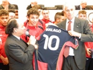 Guarascio regala la maglia del Cosenza al presidente del Coni Malagò