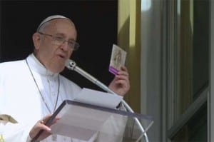Papa Francesco con in mano il libretto della Quaresima