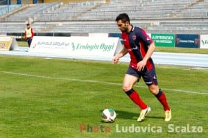 Statella in azione con la maglia rossoblù