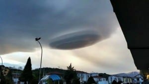 nuvole a forma di disco volante