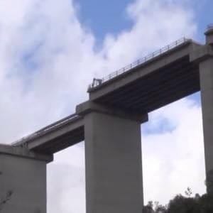 Il tratto del viadotto crollato sulla A3