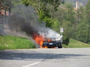 Auto in fiamme