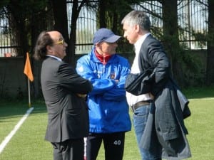 Il presidente del Cosenza Calcio Guarascio e il Ds Meluso con l'allenatore Roselli foto: sito ufficiale Cosenza Calcio