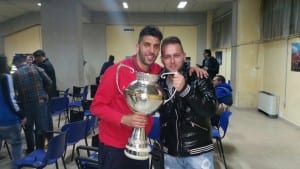 Marco Chiappetta di cosenzapost.it e Simone Ciancio calciatore del Cosenza con la Coppa Italia
