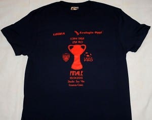 La T-Shirt che la società regalerá ai primi mille acquirenti dei tagliandi per Cosenza-Benevento
