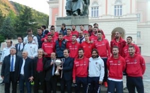 Il Cosenza Calcio con il patron Guarascio ed il Presidente Occhiuto Foto Sito Ufficiale "www.ilcosenza.it"