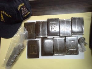L'hascisc e la marijuana sequestrata dalla guardia di finanza di Reggio Calabria che ha eseguito un arresto - foto ansa -