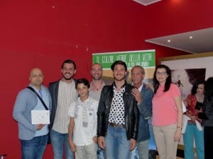 Il regista con alcuni attori del film