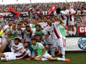 Il Taranto in festa al termine del match vinto contro il Rende