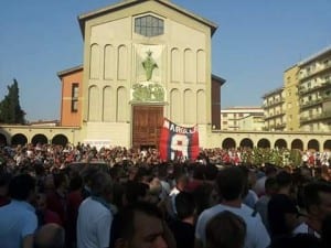 La folla presente al funerale di Marulla