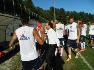I calciatori del Cosenza Calcio con il Presidente Eugenio Guarascio