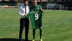 Kevin Marulla riceve dal capitano l'omaggio