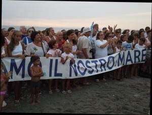 Mare sporco e depurazione: la gente protesta, il M5S incontra i sindaci - Foto Ansa -