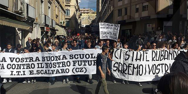 Catanzaro - Manifestazione studenti e docenti contro riforma della scuola del 9 ottobre 2015