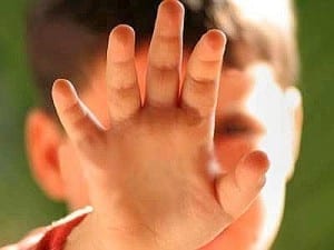 Abusi sessuali su figlioletto di 5 anni, arrestato 57enne