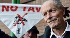 L'imputato Erri De Luca al termine dell'udienza del processo che lo accusa di istigazione al sabotaggio in Tribunale, Torino, 27 Gennaio 2015 ANSA/ ALESSANDRO DI MARCO