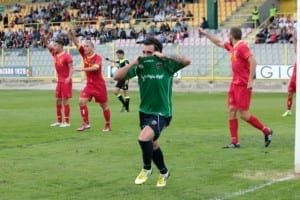 Arrighini esulta dopo il gol al Catanzaro