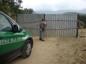 Sequestro di strada abusiva costruita in un bosco; denunciate 5 persone