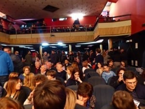 Sala gremita per la proiezione del film "La notte prima"