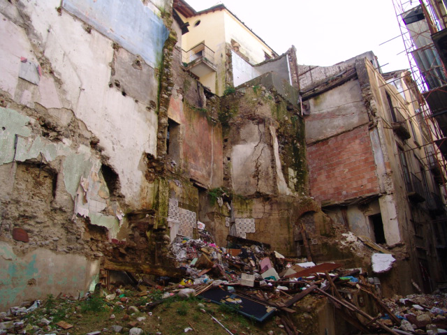 Edifici a rischio crollo nel centro storico di Cosenza