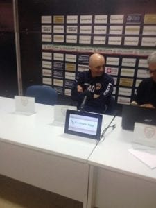 Roselli sorridente in conferenza stampa