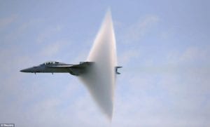 Aereo supera barriera del suono, avvertito forte boato a Cosenza e provincia
