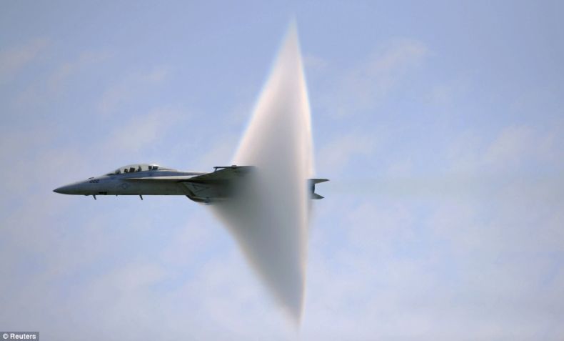 Aereo supera barriera del suono, avvertito forte boato a Cosenza e provincia