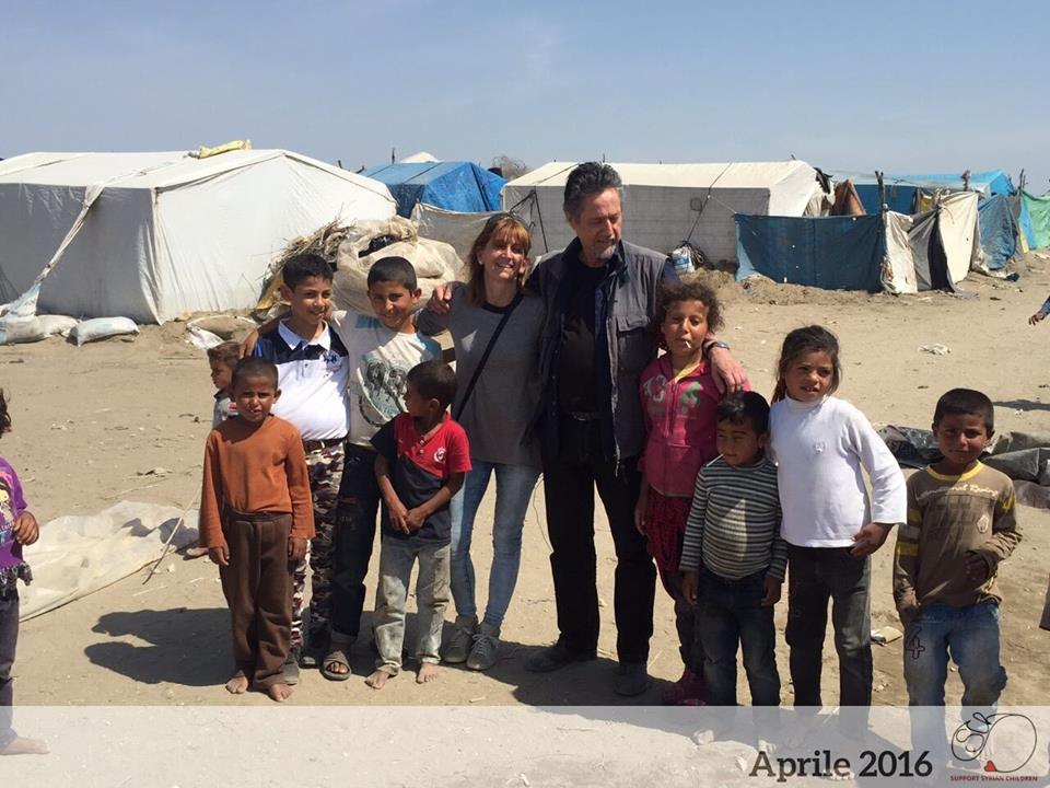 foto di gruppo con il presidente del Comitato Support Syrian Children, Arianna Martini in una sua missione