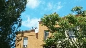 Impiegati servizio mensa Ospedale licenziati salgono sul tetto per protesta
