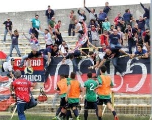 L'esultanza dei tifosi rossoblu in occasione del derby di un anno fa