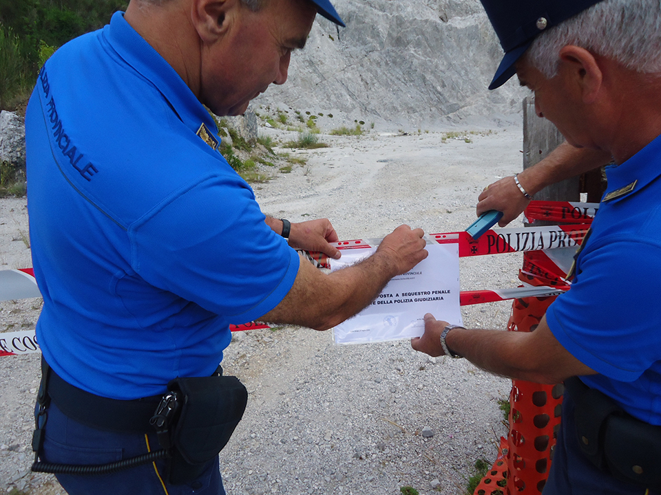 Laino Borgo, Polizia provinciale sequestrata discarica abusiva