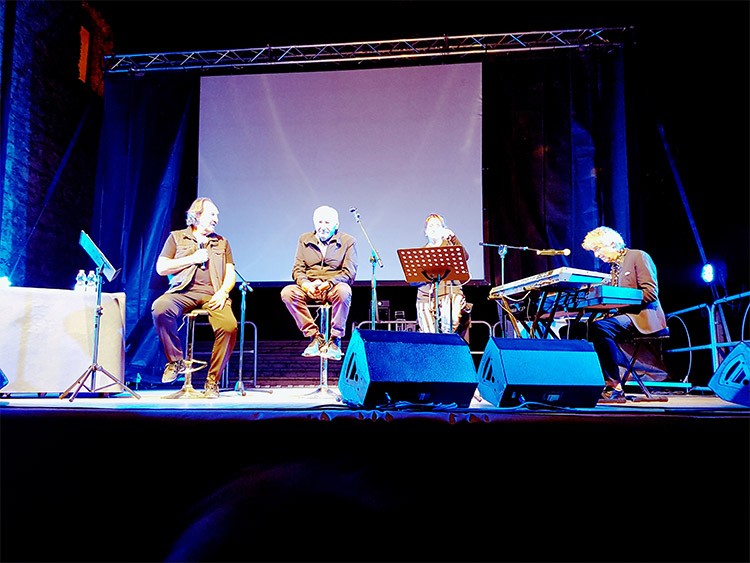Mogol e Andrea Mingardi sul palco a Montalto Uffugo